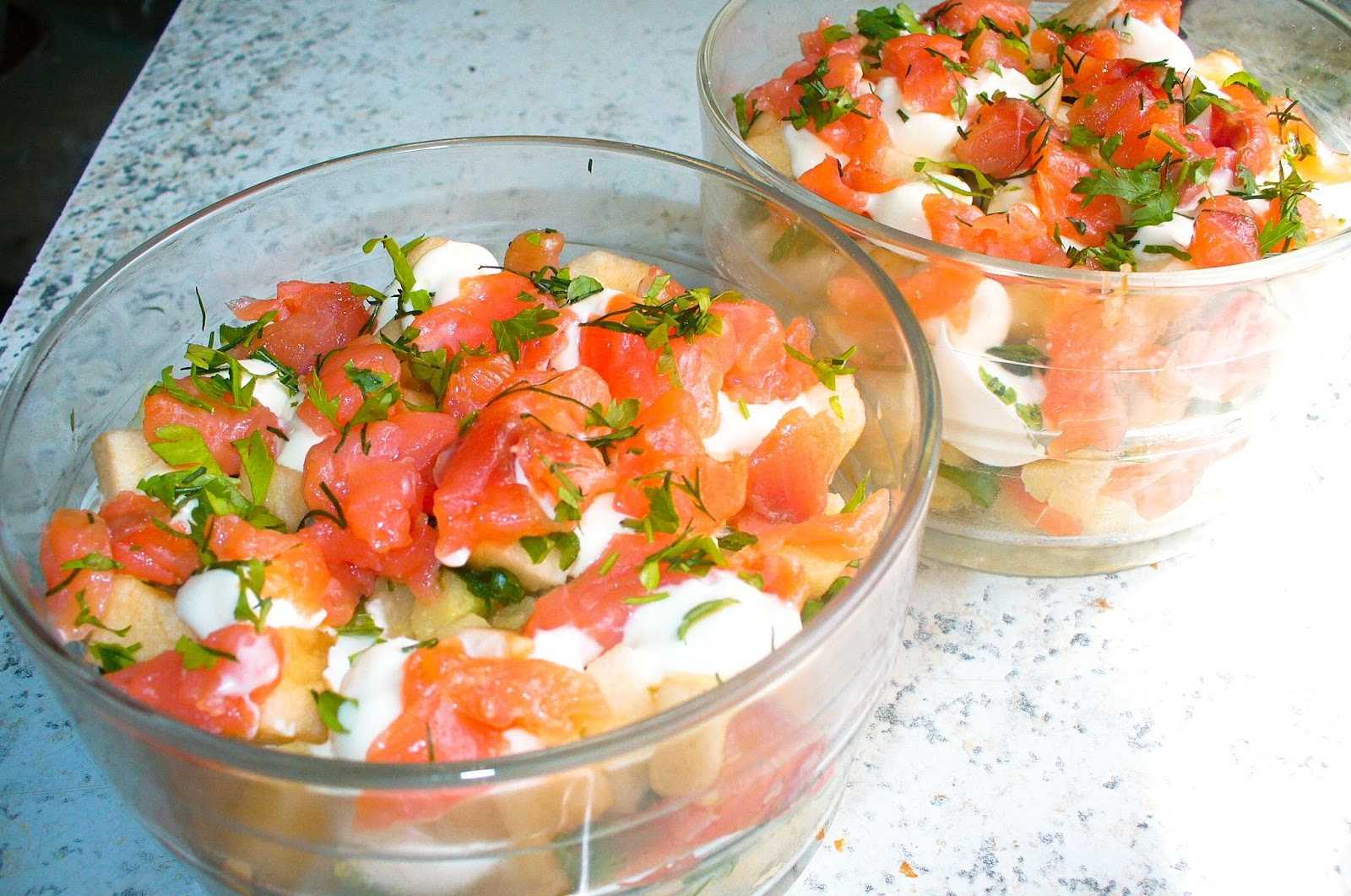 Салат из соленой семги - на съедение гостям: рецепт с фото и видео