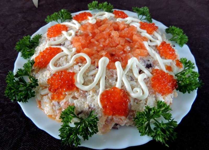 Салат с красной рыбой: пошаговое приготовление с фото