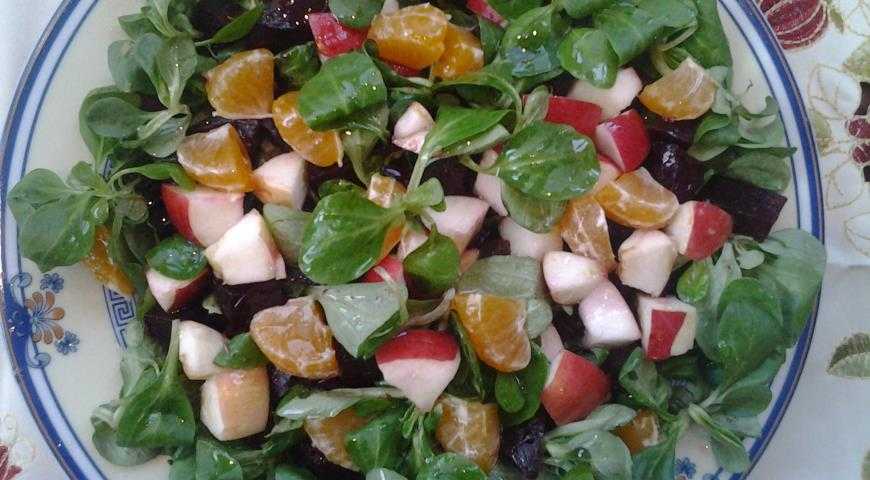 Салат с запеченной свеклой и сыром фета и не только
