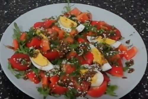 Салат с рукколой и креветками помидорами черри пармезаном