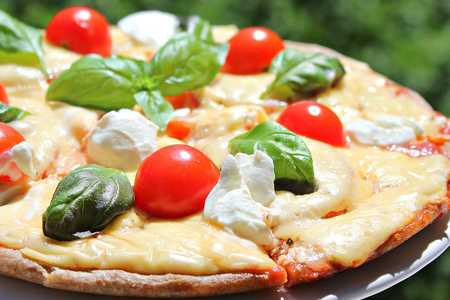 Пицца "три сыра" с соусом песто - пошаговый рецепт приготовления с фото