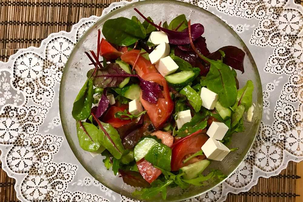 Салат с фетаксой, помидорами и другими ингредиентами