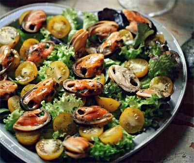 Тёплый салат с рукколой и морепродуктами