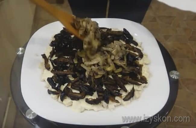 Салат с курицей черносливом и огурцом рецепт с фото пошагово и видео - 1000.menu
