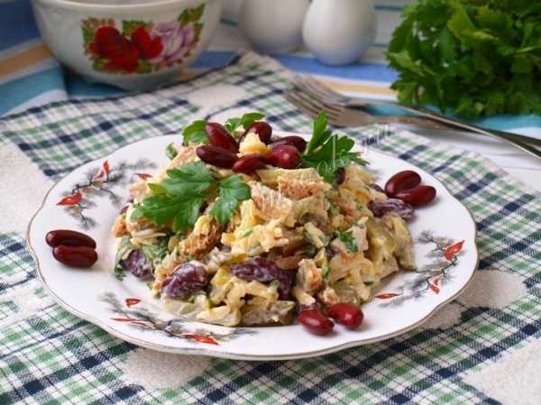 Салат с фасолью, сухариками и огурцами: рецепты приготовления
