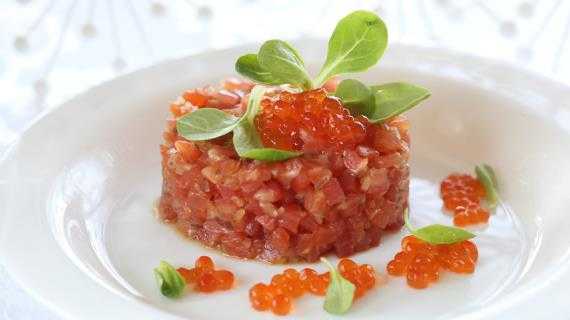 Салат с килькой в томате: 7 лучших рецептов