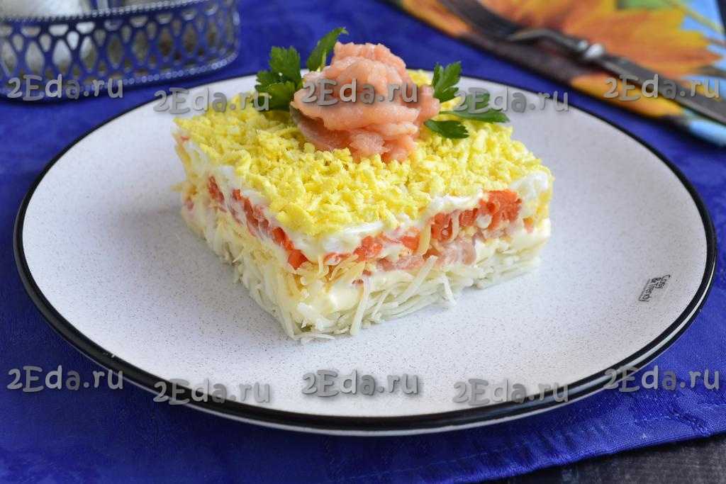 Простой салат с соленой красной рыбой рецепт с фото пошагово - 1000.menu
