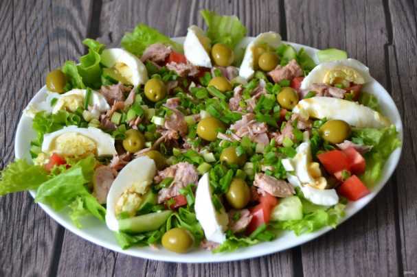 Салат с консервированным тунцом — 7 классических рецептов