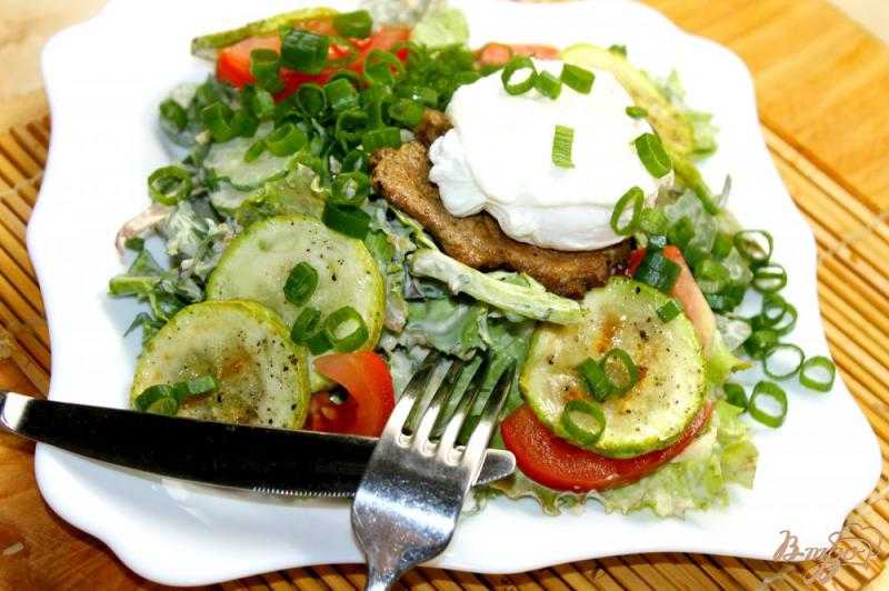 Салат с яйцом-пашот черри и моцареллой рецепт с фото пошагово - 1000.menu