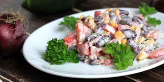 Очень вкусный салат с фасолью и сухариками — рецепты с консервированной и свежей фасолью
