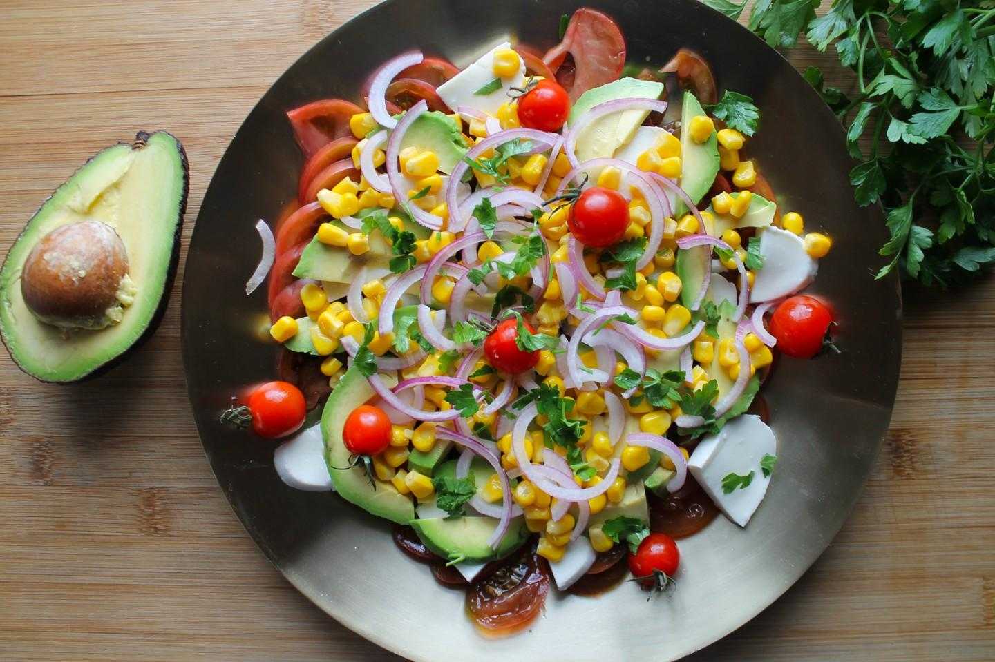 Салат с курицей и авокадо – 7 простых и вкусных рецептов