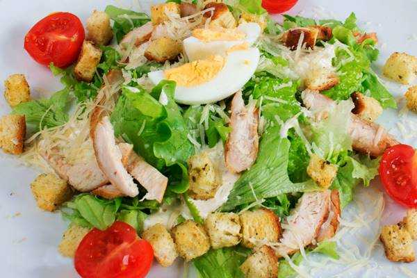 Простые рецепты салатов с курицей и сухариками