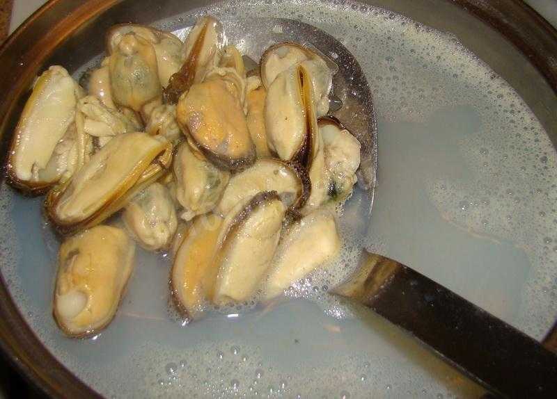 Салат из кальмаров и мидий с чипсами “жемчужина моря”