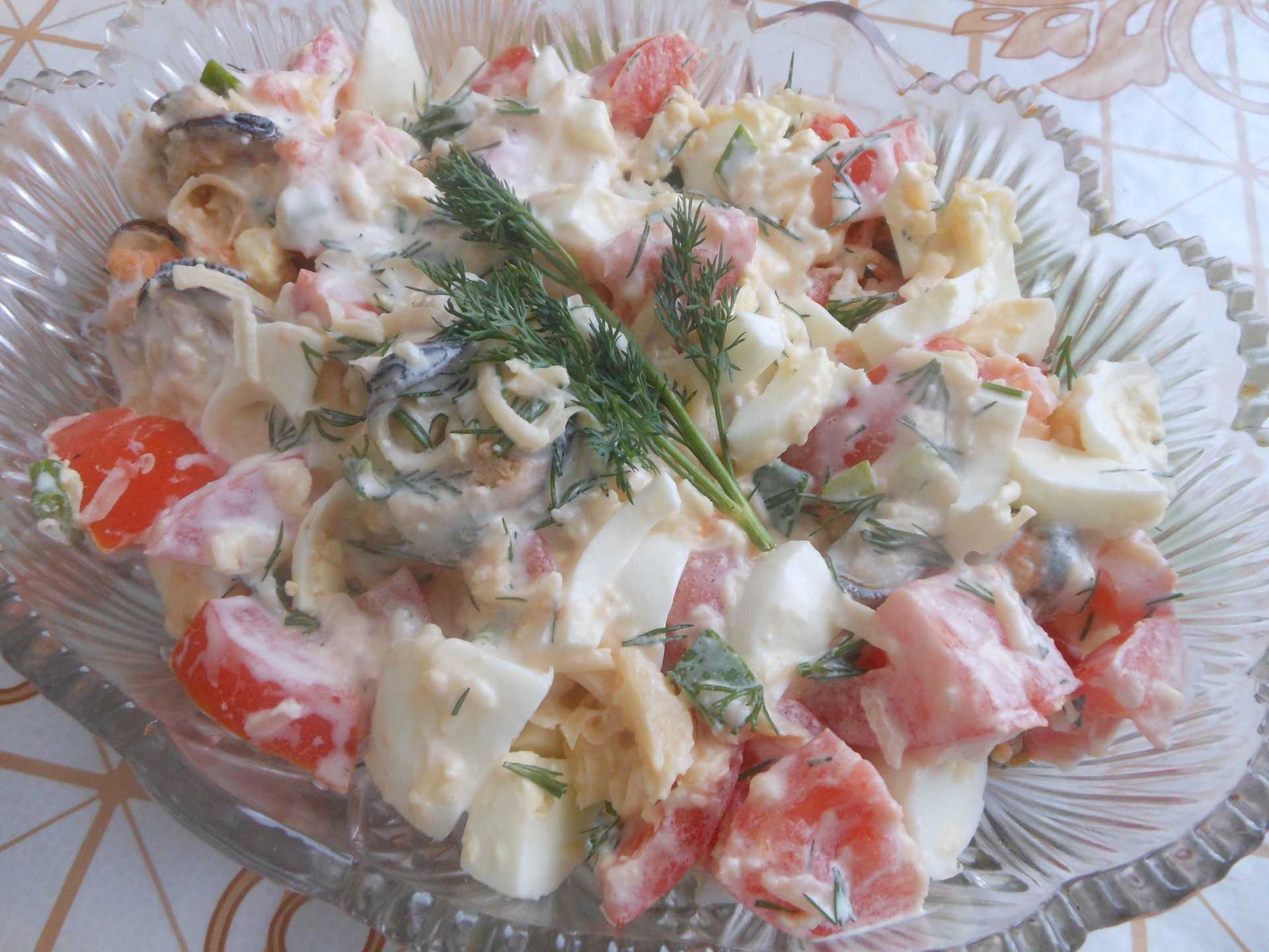 Салат из кальмаров и мидий с чипсами "жемчужина моря"