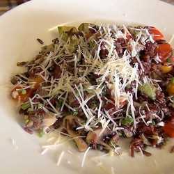 Салат с крабовыми палочками, рисом и овощами «валенсия»