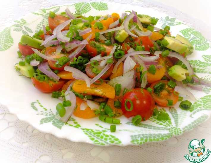 Салат из пекинской капусты, авокадо, помидоров и мяса