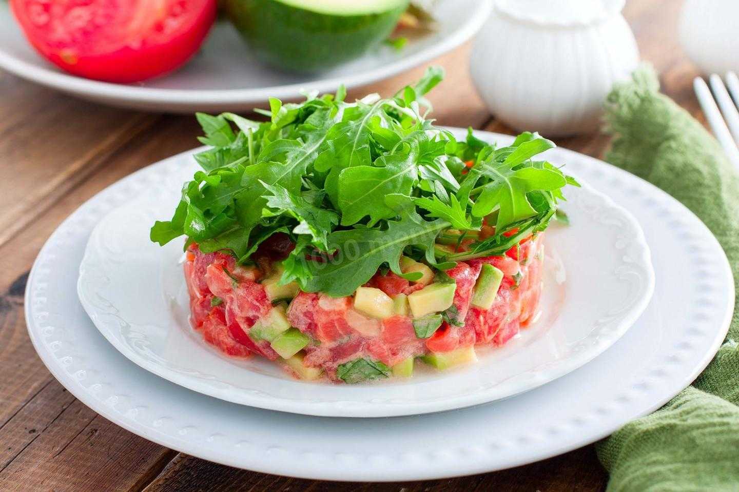 Салат с копченой горбушей и овощами рецепт с фото пошагово - 1000.menu
