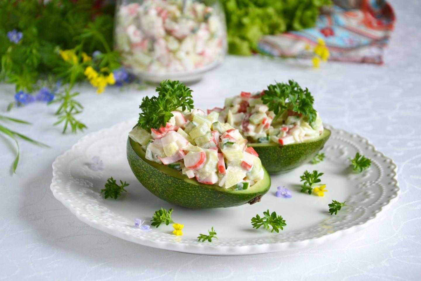 Праздничный салат с авокадо и кальмарами