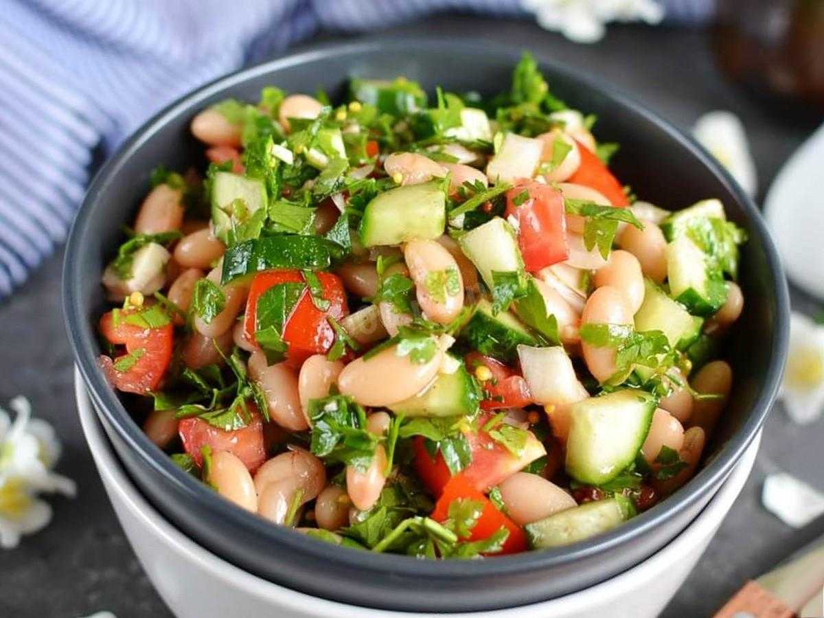 Салат с фасолью и сухариками: 10 самых вкусных вариантов блюда