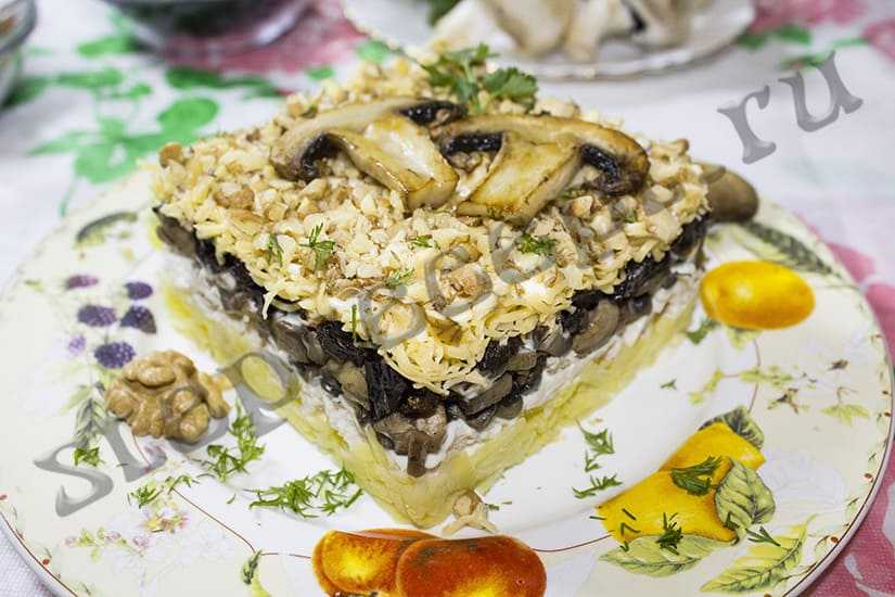Салат из чернослива с курицей и грецкими орехами и сыром рецепт фото пошагово