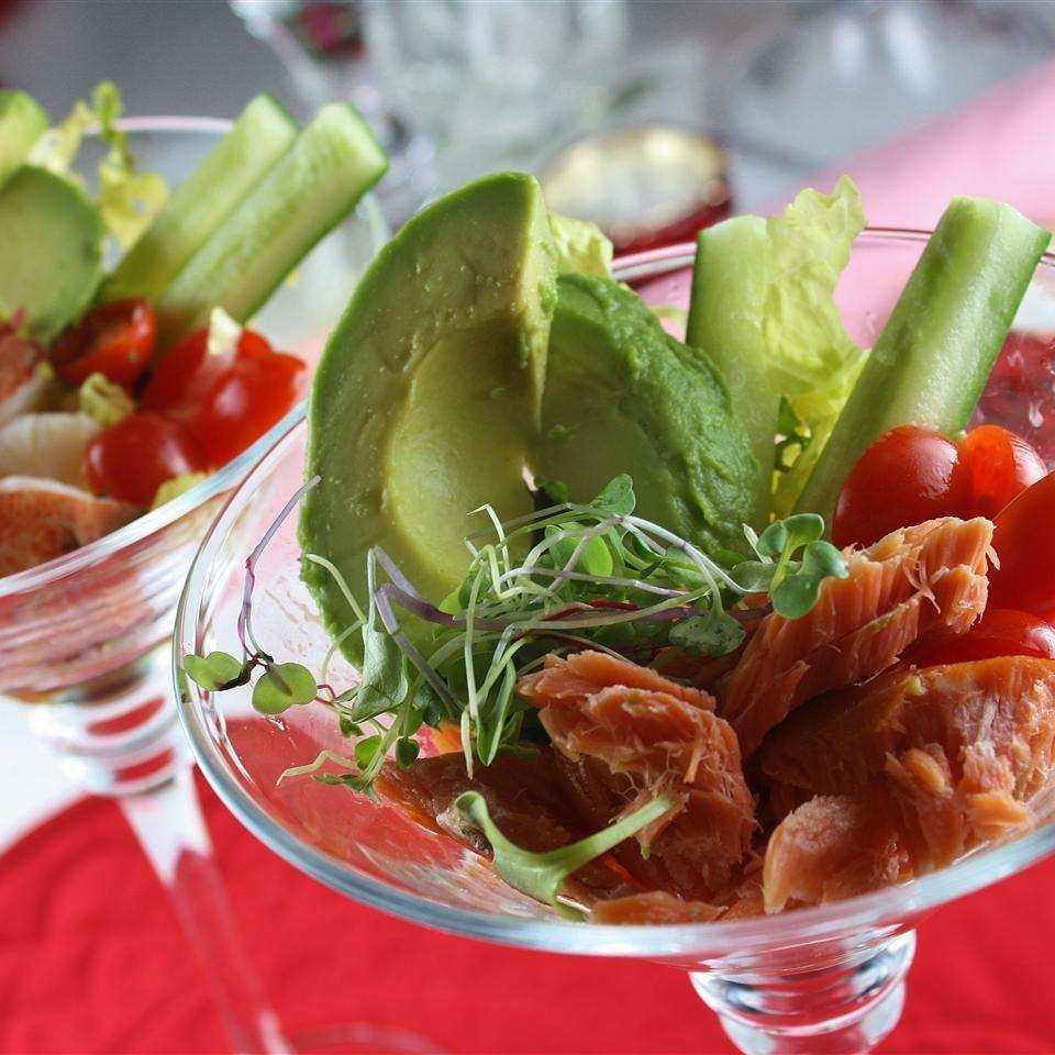 Салат с авокадо и семгой - рецепты с творожным сыром, огурцом и креветками