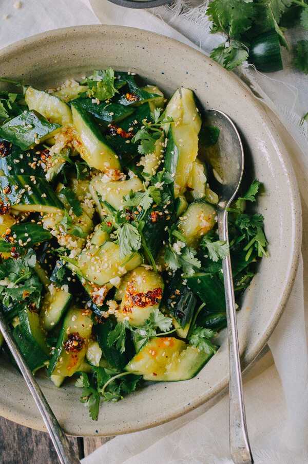Битые огурцы с яичным салатом — просто и вкусно
