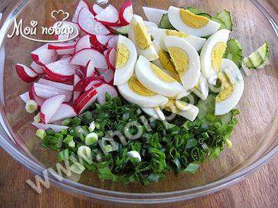 Салат с редиской, огурцом, сухариками и сыром