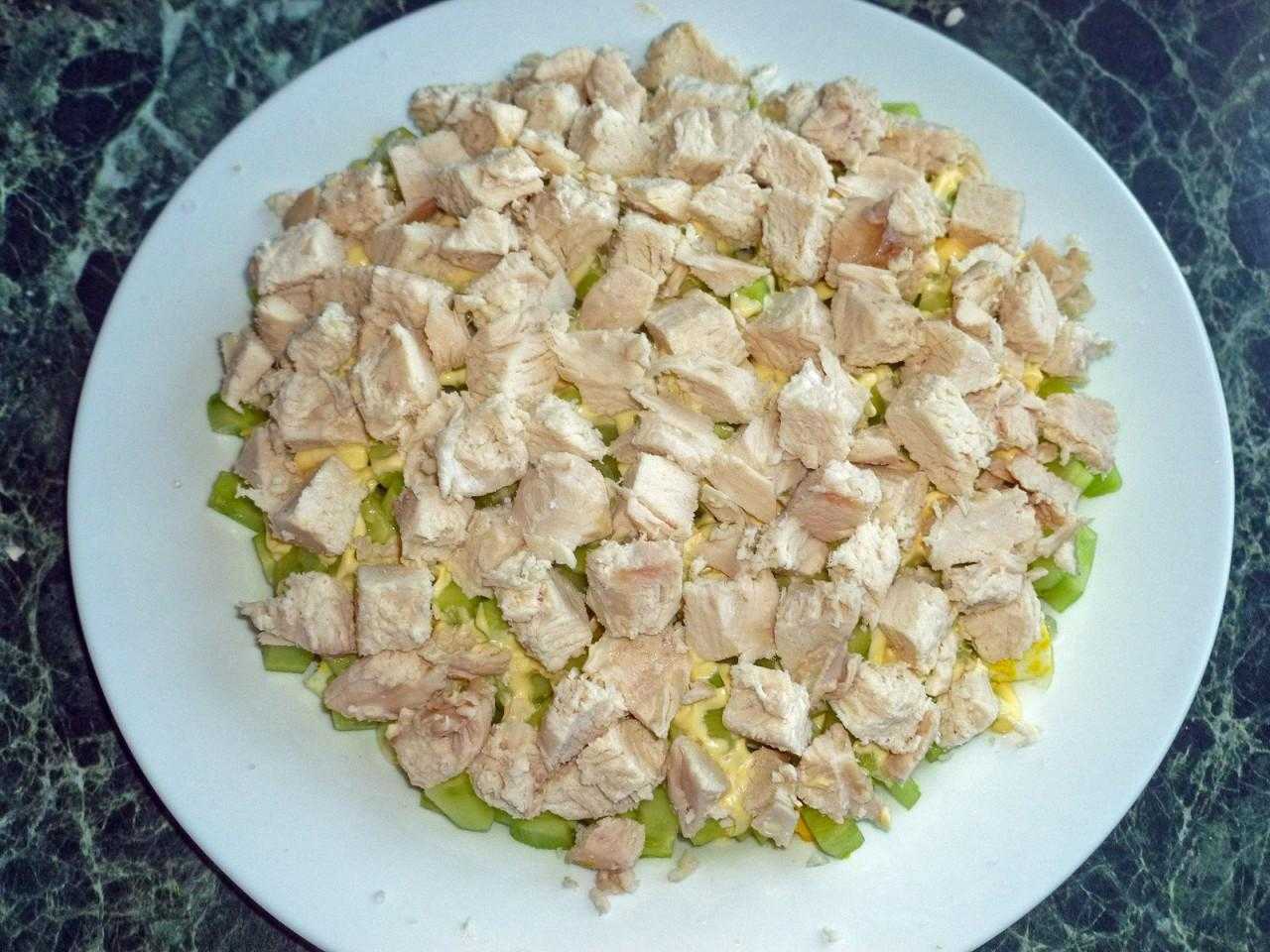 Салат с курицей и огурцом «корфу»