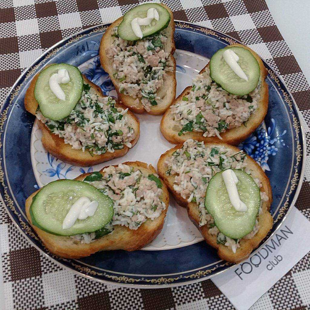 Бутерброды с зеленым салатом