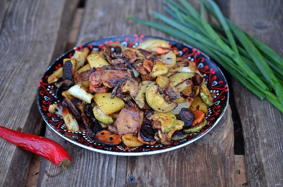 Закуски к шашлыку — рецепты салатов на скорую руку, запеченных овощей и хлеба на мангале и маринованного лука