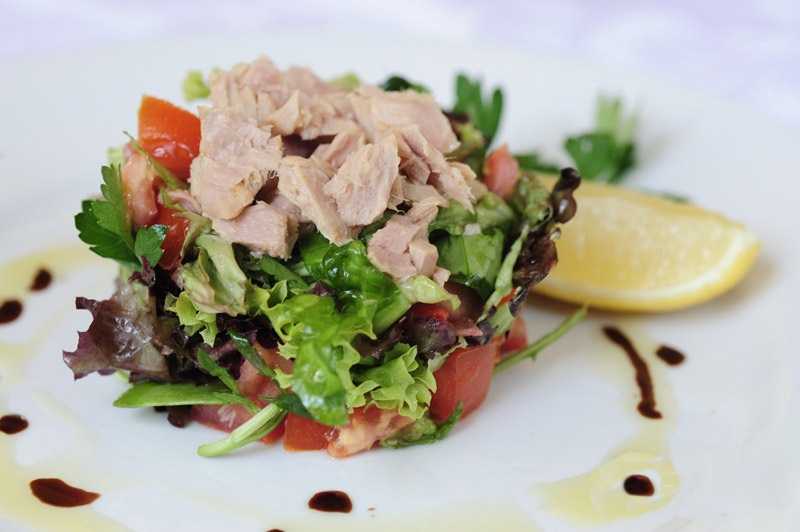 Салат с тунцом консервированным классический рецепт с фото пошагово и видео - 1000.menu