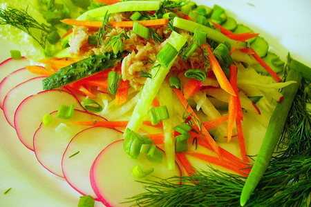 Как быстро приготовить весенний салат из свежей капусты с редисом