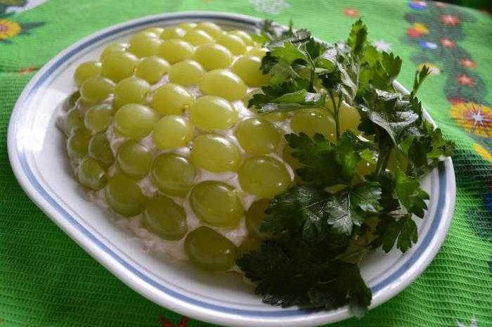 Салаты с виноградом: 10 классных рецептов