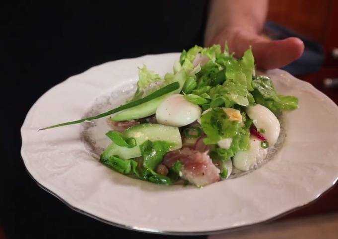 Салат с копченой рыбой — пикантная изюминка праздничного стола: рецепт с фото и видео