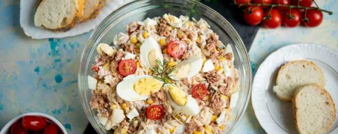 Салат с тунцом, кукурузой и яйцом: 5 способов готовки