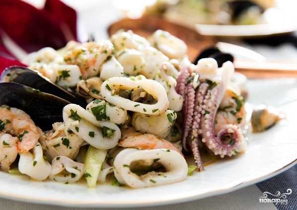 Салат с морепродуктами морской коктейль