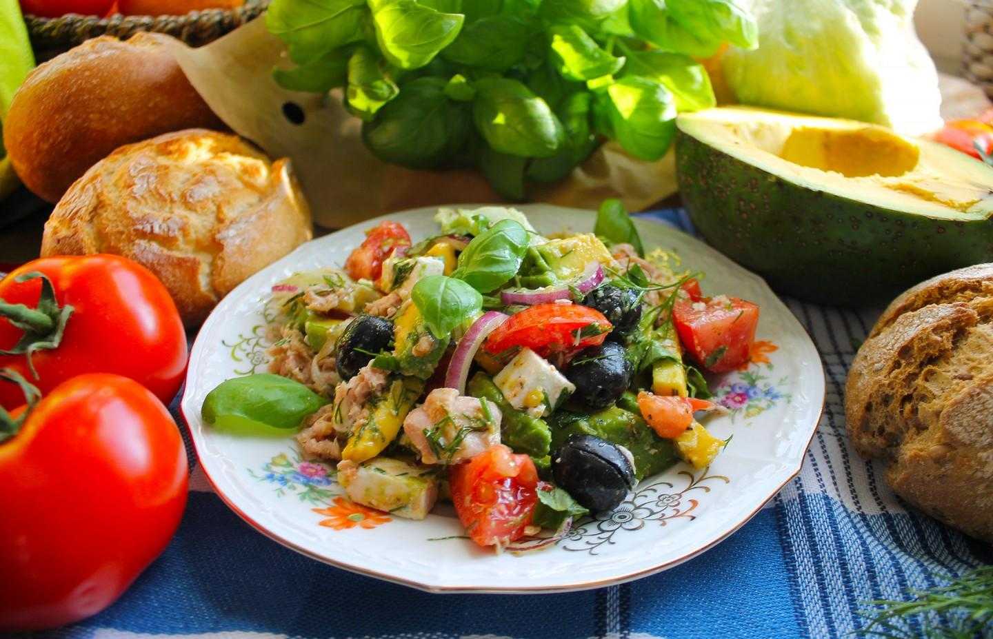 Салат с авокадо и креветками: топ 3 рецепта с фото