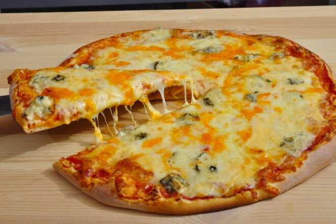 Пицца "три сыра" с соусом песто