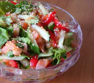 Праздничный салат со слабосоленой форелью