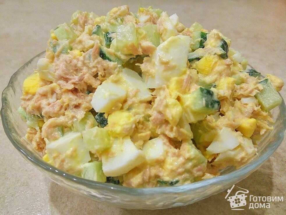 Салат с консервированным тунцом, кукурузой и яйцом рецепт с фото пошагово и видео - 1000.menu