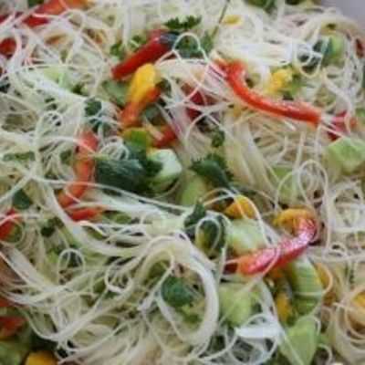 Салат из рисовой лапши с овощами и курицей рецепт с фото пошагово - 1000.menu