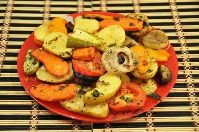 Закуски к шашлыку — рецепты салатов на скорую руку, запеченных овощей и хлеба на мангале и маринованного лука