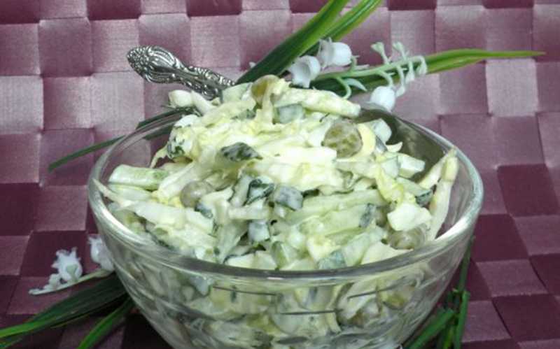 Диетический салат с куриным филе и зеленым горошком