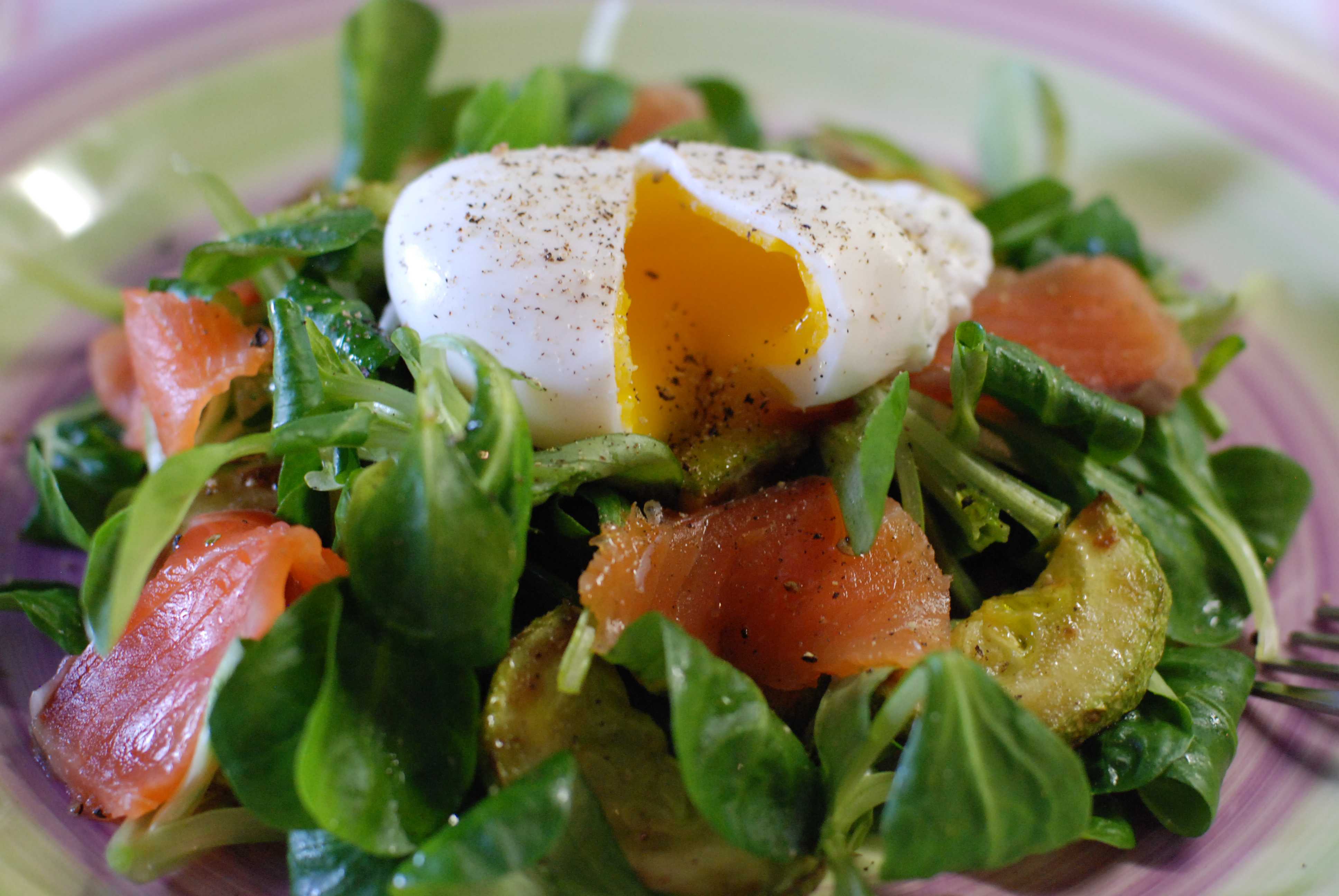 Легкий салат с яйцом пашот - рецепт с фотографиями - patee. рецепты